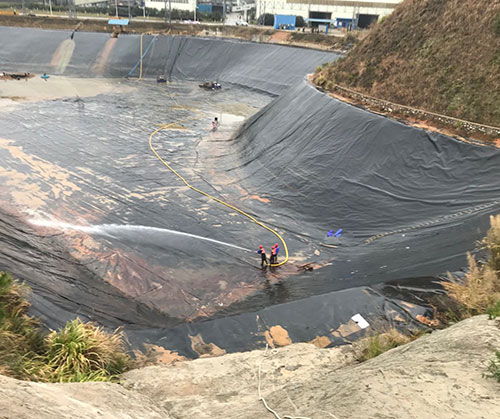 排湖风景区废水池清理
