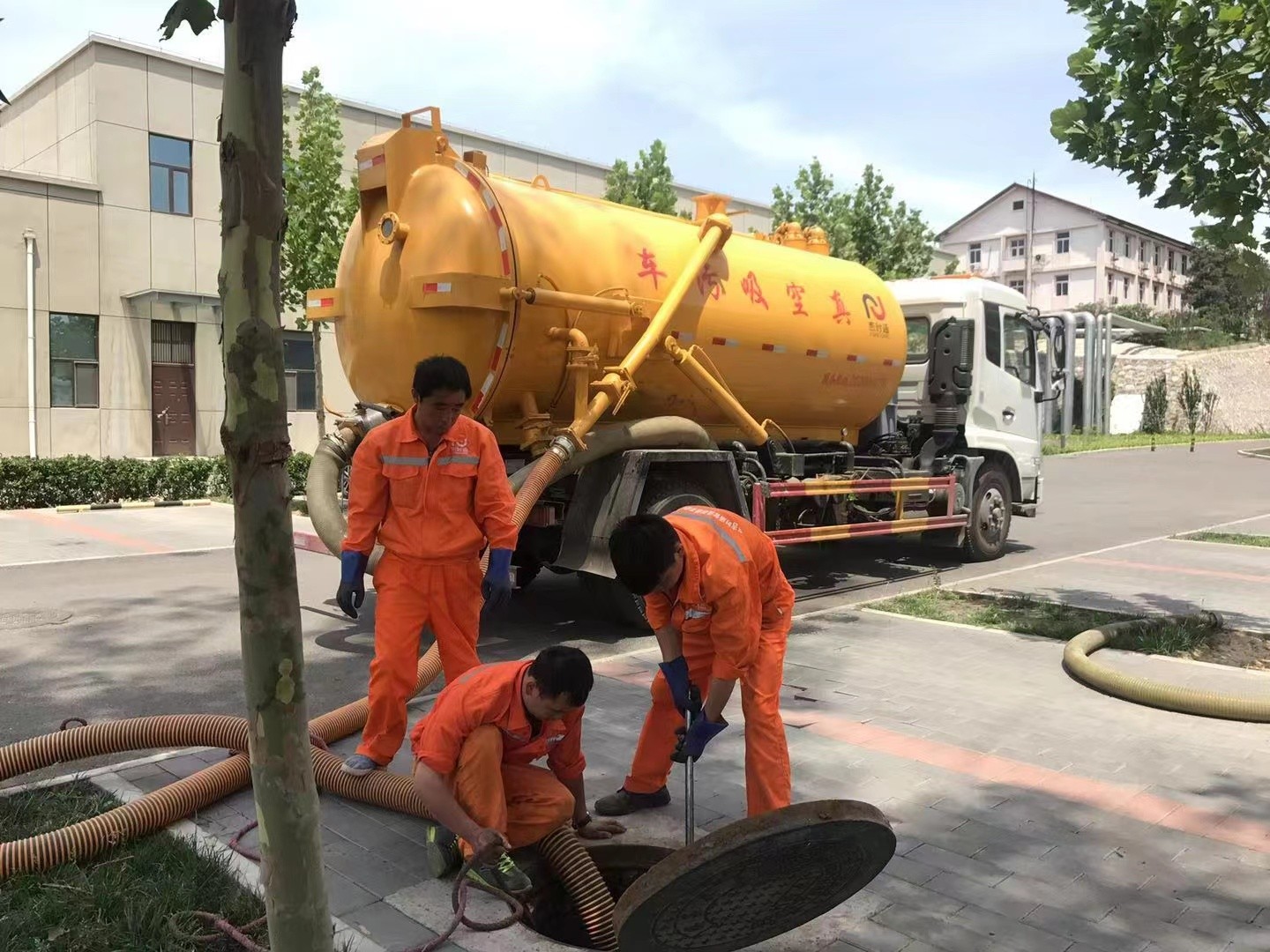 排湖风景区管道疏通车停在窨井附近